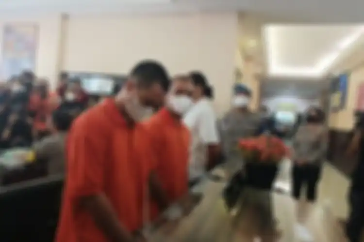 Polres Metro Jakarta Selatan telah menetapkan pemilik gerai ponsel PS Store, Putra Siregar (PS) sebagai tersangka penganiayaan bersama artis Rico Valentino (RV). 