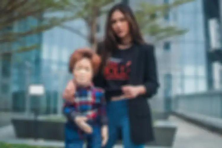 Artis peran Jessica Mila berpose dengan boneka animatronics usai mengisi acara program HypeTalk Kompas.com di Menara Kompas, Jakarta, Rabu (13/04/2022).