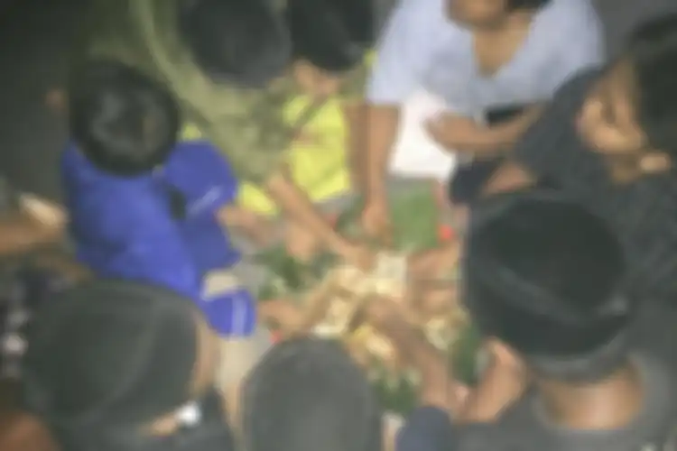 Anak-anak turut serta menjaga tradisi megibung atau makan bersama di Masjid Al-Muhajirin Kepaon, Jalan Raya Pemongan, Kampung Islam, Kelurahan Kepaon, Denpasar, Bali. 