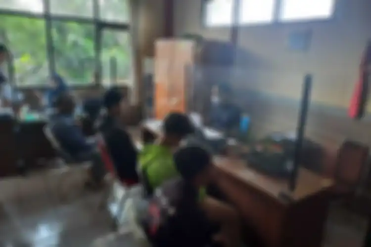 Keempat pelaku pemerkosaan gadis 17 tahun di Tasikmalaya, Jawa Barat, yang dua diantaranya ayah dan anak sedang diperiksa petugas Unit PPA Satreskrim Polresta Tasikmalaya, Jumat (15/4/2022).