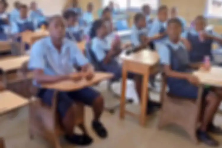 Emmanual di Sekolah elite. Usianya 6 tahun lebih tua