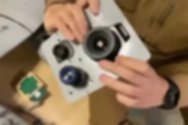 Ilustrasi kamera Canon EOS 750D yang ditopang dalam sebuah pelat yang sudah dirancang sedemikian rupa. 