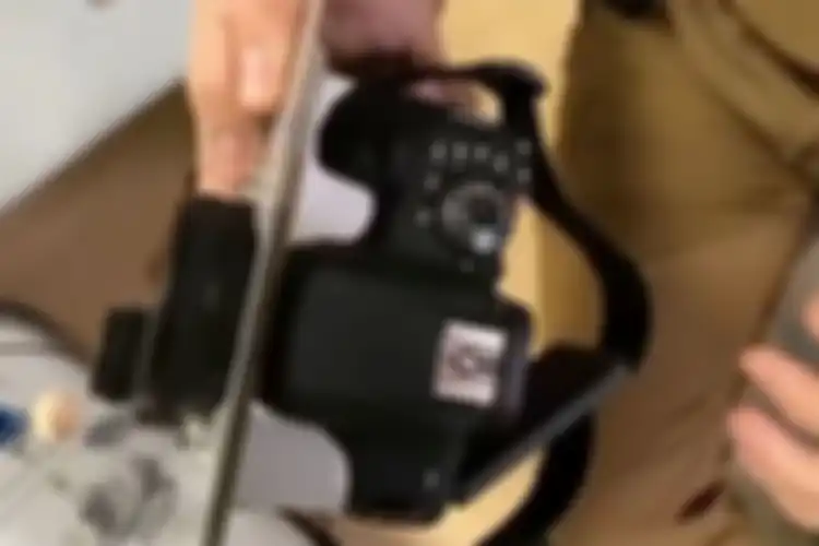 Kamera Canon EOS 750D yang direkatkan dengan tali Velcro supaya tidak goyang. 