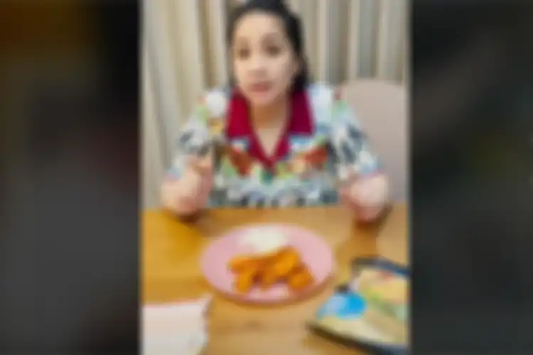 Nagita menikmati olahan Nugget yang menjadi andalan lauk di rumahnya 