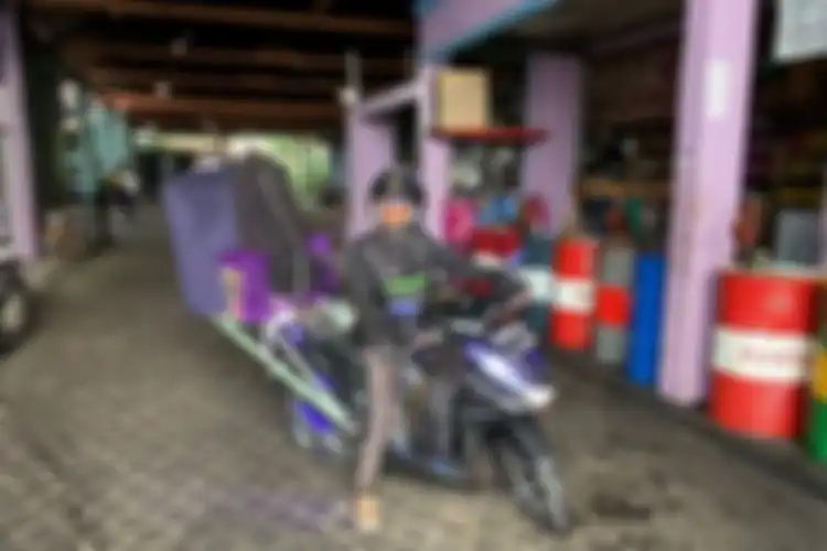 Budiono mudik dari Bekasi ke Karanggede Boyolali mengajak enam burung kesayangannya