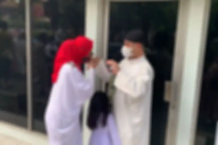Venna Melinda dan Ferry Irawan selepas Salat Id.