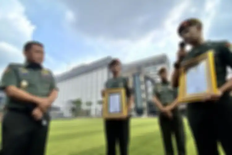 Anggota TNI yang melawan begal mendapat piagam penghargaan dari Kepala Staf Angkatan Darat (KSAD), Jenderal Dudung Abdurachman