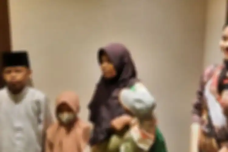  Arul pemeran utama Film Arul Polres Tasikmalaya terus didampingi Kanit PPA Polres Tasikmalaya Aiptu Josner Siringgringgo beserta istrinya selama di Bioskop Transmart Tasikmalaya, Jawa Barat, Jumat (20/5/2022).