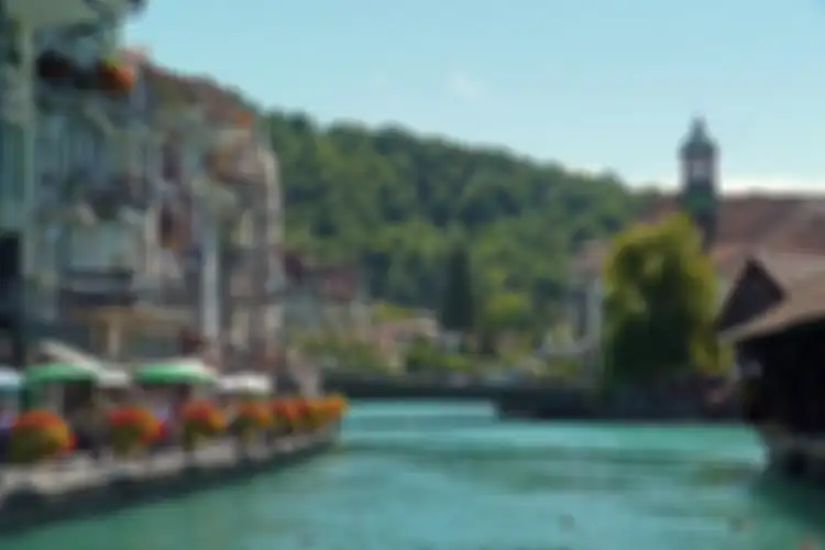 Sungai Aare Swiss adalah sungai terpanjang di Swiss yang memiliki warna air biru kehijauan atau cyan.