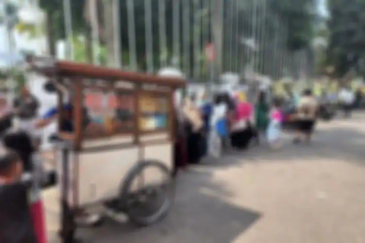 Warga saat mengantre untuk mendapatkan bakso dari Gubernur Jawa Barat Ridwan Kamil di depan Gedung Pakuan, Kota Bandung, Minggu (5/6/2022).