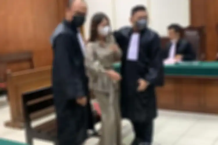 Ayu Thalia menangis di persidangan atas kasus pencemaran nama baik yang menjeratnya.