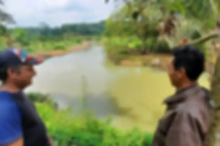 Warga Kampung Leuwi Ili Desa Muara Kecamatan Cijeunjing Kabupaten Ciamis menunjukkan lokasi tragedi susur sungai maut acara Pramuka di Sungai Cileueur, Kabupaten Ciamis, Sabtu (16/10/2021).