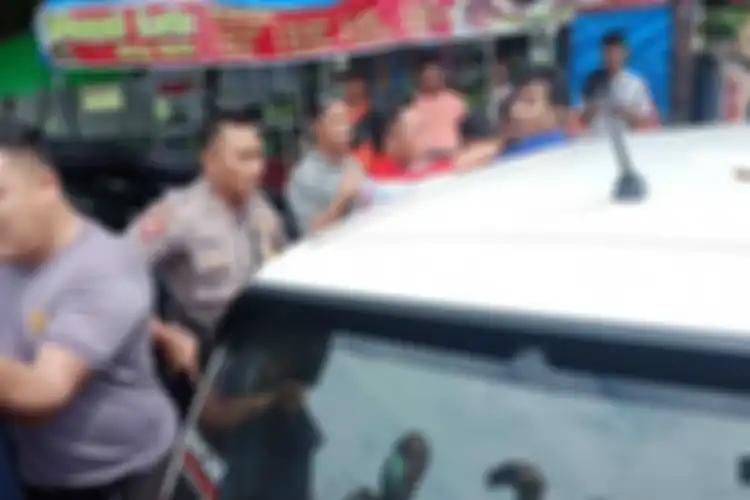 Momen saat pengendara mobil dan debt collector adu fisik.