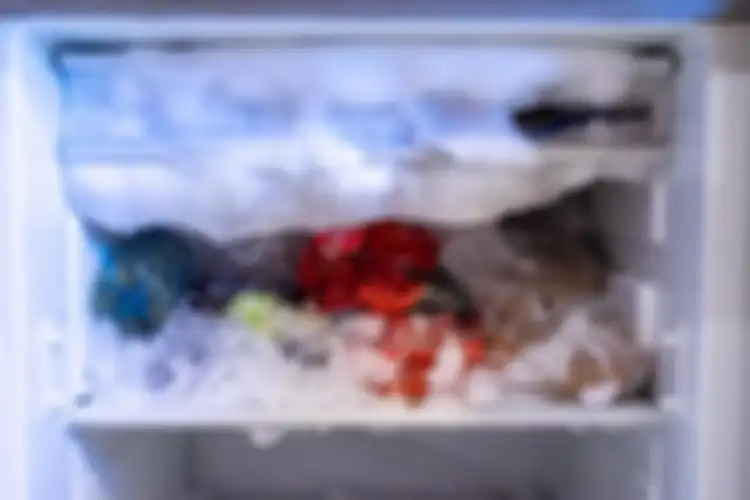 Gak perlu waktu laam, bunga es di freezer bisa bersih dengan disiram 1 bahan ini.