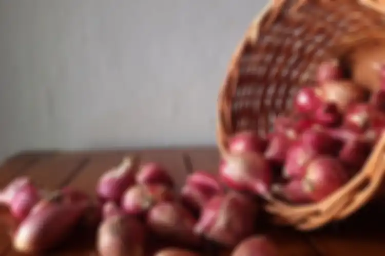 Makan bawang merah mentah bisa meningkatkan kesehatan jantung Anda.