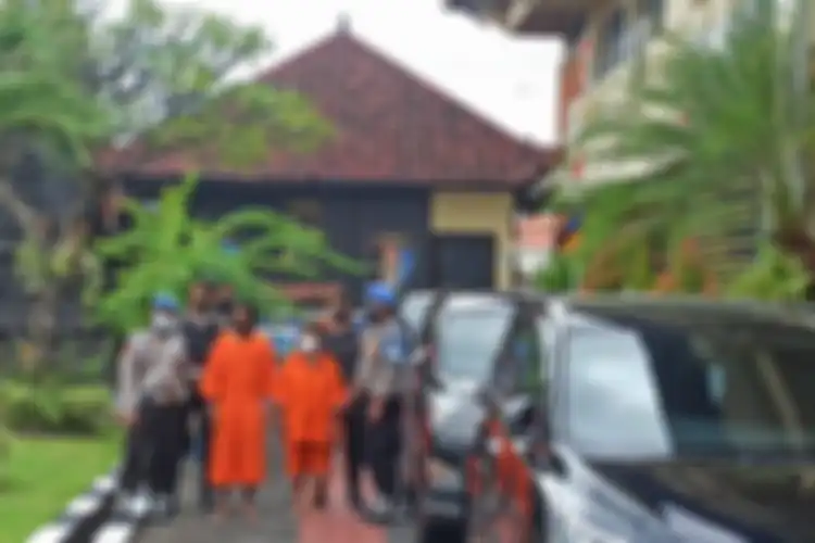 Kedua tersangka saat mengikuti rilis kasus penganiayaan dan penelantaran bocah N (4), yang digelar di Mapolresta Denpasar pada Jumat (22/7/2022) Kompas.com/ Yohanes Valdi Seriang Ginta
