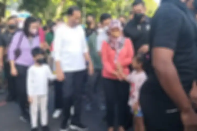 Presiden Jokowi bersama cucunya, Jan Ethes, jalan-jalan di CDF Solo, Jawa Tengah, pada Minggu (7/8/2022) lalu