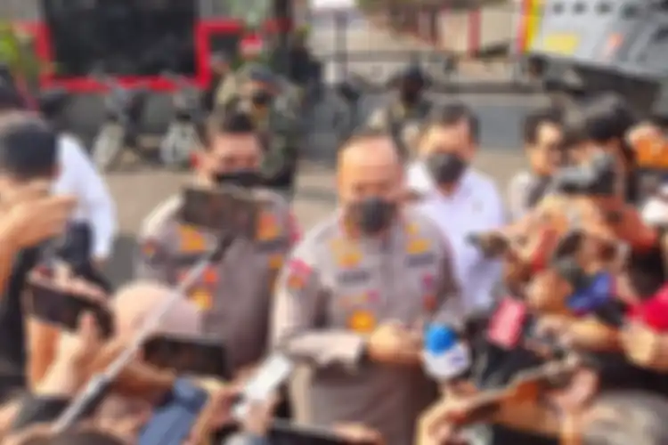 Kepala Divisi Hubungan Masyarakat Polri, Irjen Dedi Prasetyo didampingi Karo Penmas Divisi Humas Polri Brigjen Pol Ahmad Ramadhan saat memberikan keterangan kepada wartwan terkait perkembangan pemeriksaan Ferdy Sambo di Markas Korps Brimob, Kelapa Dua, Depok pada Senin (8/8/2022). 