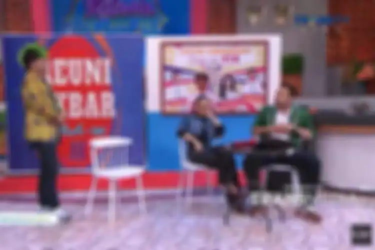 Penyanyi Yuni Shara (tengah) menjadi bintang tamu acara Ketawa Itu Berkah di TransTV, yang dipandu Ruben Onsu (kiri) dan Raffi Ahmad (kanan).