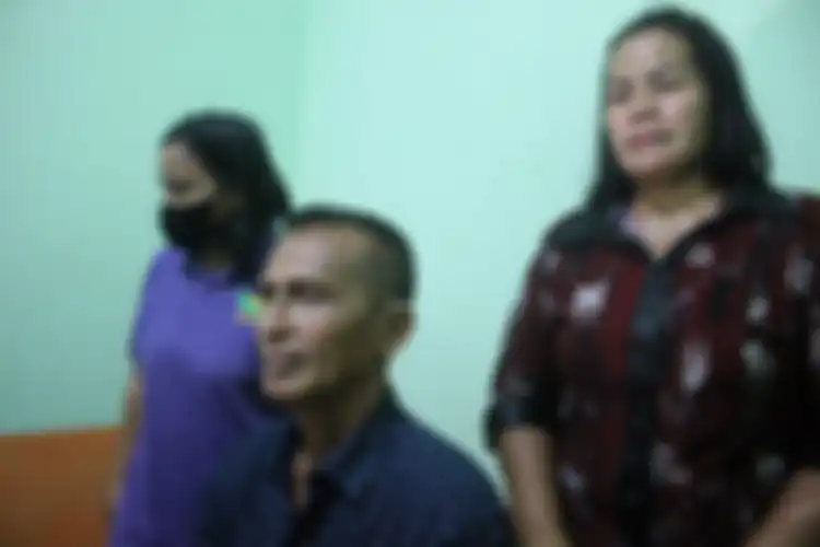 Ayah Brigadir J, Samuel Hutabarat dan keluarga setelah mendengar Ferdy Sambo dijadikan tersangka di Jambi, Selasa (9/8/2022)