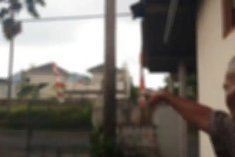 Joko Sutarman (70), Ketua RT 07/RW 08, Dusun Saragan, Desa Banyurojo, Mertoyudan, Kabupaten Magelang, saat menunjukkan rumah Irjen Ferdy Sambo, Jumat (12/08/2022) 