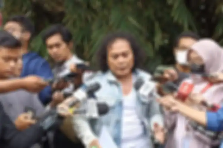 Pengacara Deolipa Yumara setuju ucapan Kabareskrim Komjen Agus soal penyebab kematian Brigadir J. Dia mau tiru pelukan Kapolda Metro.