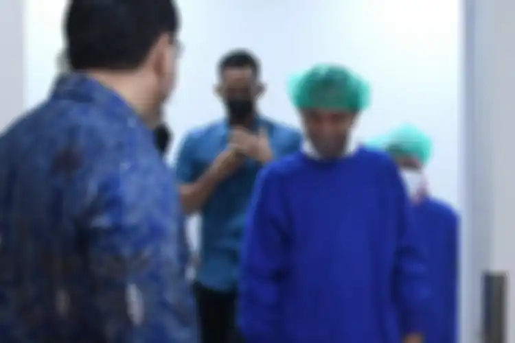 Jokowi dan Iriana saat berada di Rumah Sakit Pondok Indah, menantikan kelahiran cucu kelima dari Kahiyang Ayu dan Bobby Nasution.
