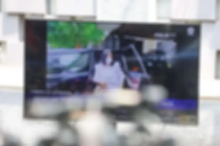 Tangkapan layar menunjukkan Putri Candrawathi saat proses rekonstruksi pembunuhan Brigadir J di rumah pribadi Ferdy Sambo di Jalan Saguling, Duren Tiga, Jakarta Selatan, Selasa (30/8/2022).