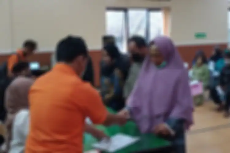 Beberapa orang terlihat menerima BLT BBM dan BPNT di Kantor Desa Tulungrejo, Kota Batu pada Jumat (9/9/2022).