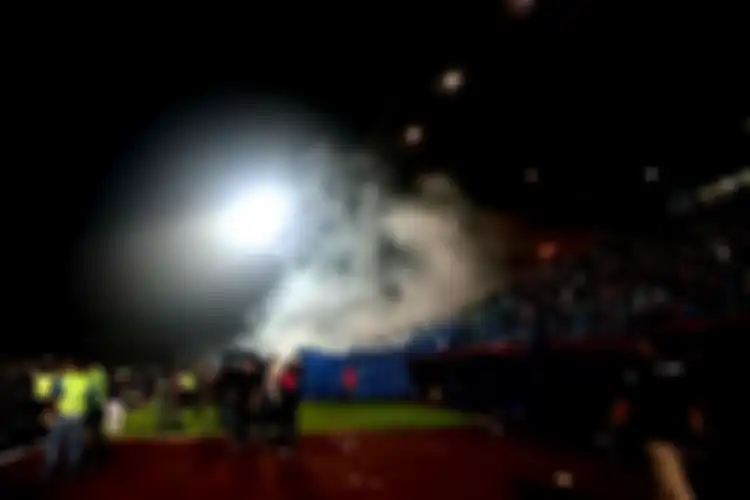 Polisi gunakan Gas Air Mata saat kericuhan di Stadion Kanjuruhan Malang, ternyata langgar aturan FIFA