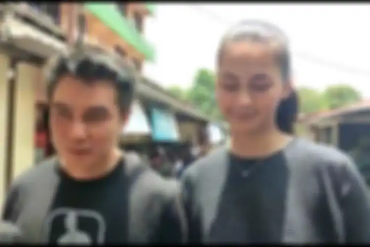 Baim Wong (kiri) dan Paula Verhoeven (kanan) mendatangi Polsek Kebayoran Lama, Jakarta Selatan pada Senin (3/10/2022).  