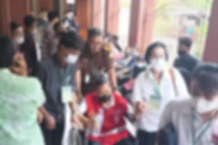 IS (rompi merah) menghadiri sidang perdana kasusnya di Pengadilan Negeri Surabaya, Senin (11/10/2022).