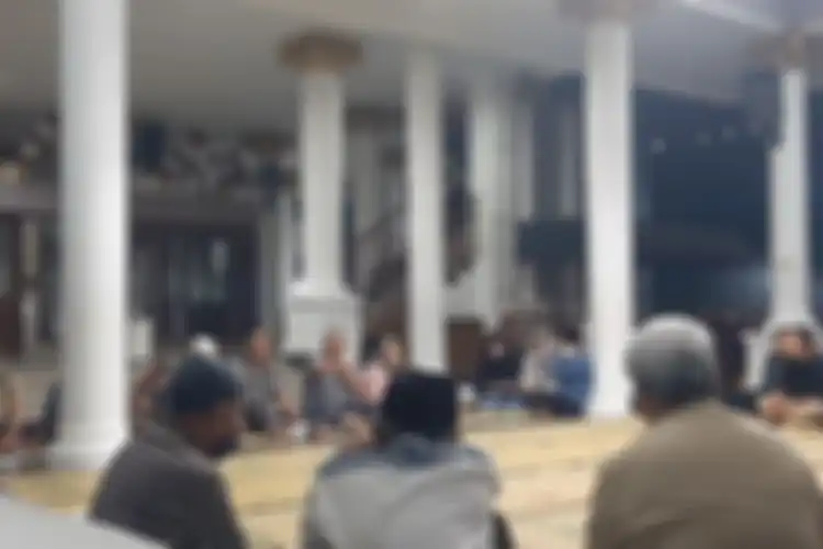 Suasana pertamuan dan silahturahmi Keluarga Erina Sofia Gudono dengan warga serta pemuda RT 03/RW 59 Purwosari, Sinduadi, Kecamatan Mlati, Kabupaten Sleman