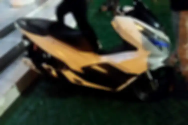 Motor Honda PCX putih milik maling kabel PT KAI di Surabaya yang berhasil diamankan polisi.