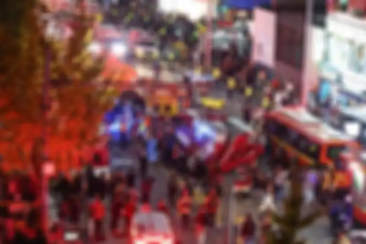 Tim penyelamat memindahkan orang-orang yang terluka di distrik Itaewon Seoul pada Minggu, 30 Oktober 2022, setelah sekitar 50 orang dilaporkan mengalami serangan jantung akibat terinjak-injak selama pesta Halloween.((Yonhap))