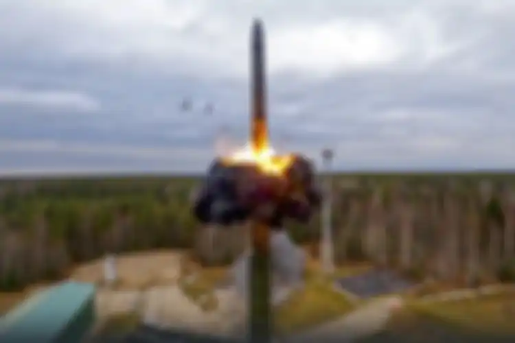  Rudal balistik antarbenua Yars diuji coba sebagai bagian dari latihan nuklir Rusia dari situs peluncuran di Plesetsk, Rusia barat laut.