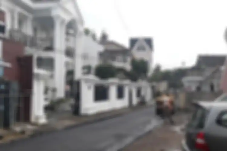 Proses pengaspalan di jalan depan kediaman Erina Gudono daerah Purwosari, Sinduadi, Kecamatan Mlati, Kabupaten Sleman.