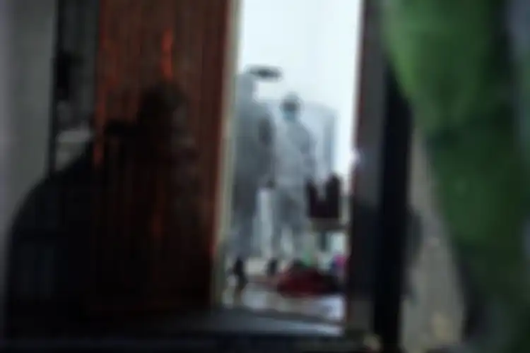 Foto interior rumah keluarga yang tewas di Kalideres sulit didapat. Polisi sengaja taburi kopi biar tetangga tak rasakan ini.