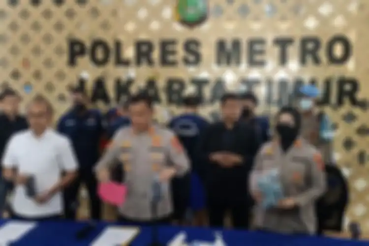 Kapolres Metro Jakarta Timur Kombes (Pol) Budi Sartono saat rilis pers kasus pencurian sepeda motor di Mapolres Metro Jakarta Timur, Kamis (24/11/2022). Dua tersangka PS dan AD menyamar sebagai anggota Polri untuk mengambil sepeda motor korbannya