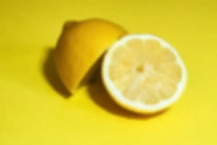 Sifat asam pada lemon efektif untuk membersihkan noda.