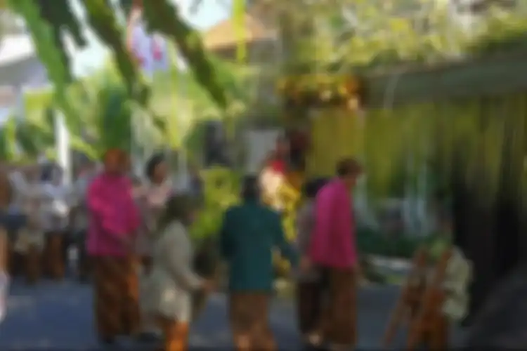 Presiden Jokowi memakai beskap dan batik nuansa pink dan coklatsaat siraman Kaesang Pangarep.