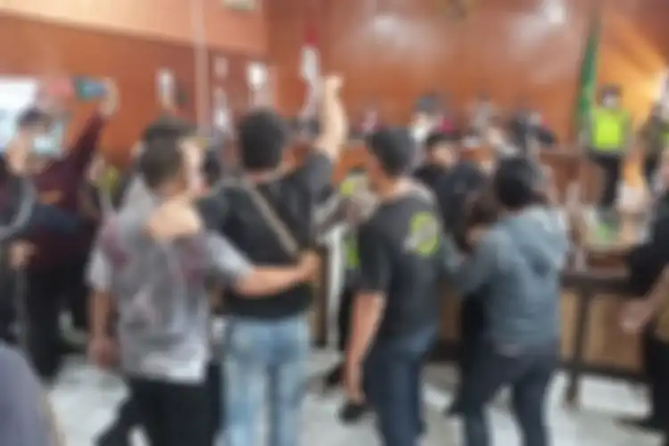 Sidang putusan pelaku Doni Salmanan berakhir ricuh. Korban merasa tidak terima dengan hukuman yang diberikan ke Doni Salmanan.