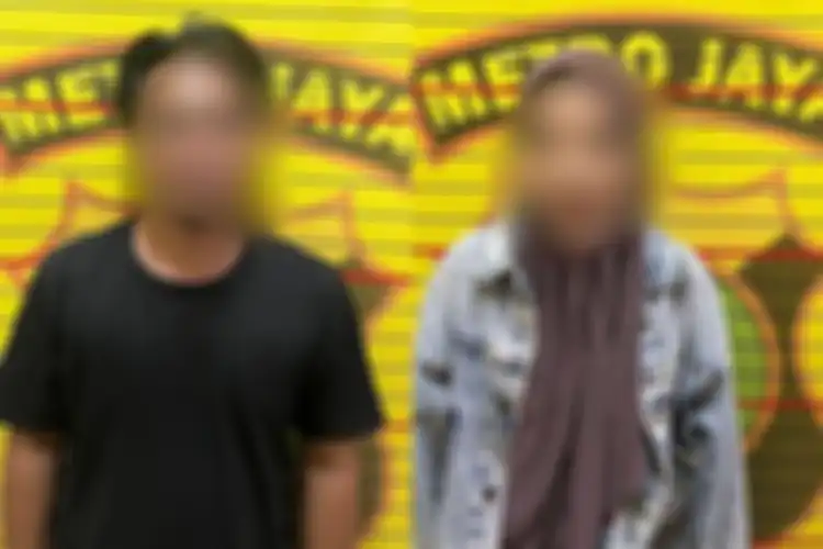 Pasangan suami istri (pasutri) berinisial MI (kiri) dan NH (kanan) dibekuk polisi lantaran diduga mencuri uang sebesar Rp 120 juta. Keduanya ditangkap oleh Polsek Mampang Prapatan Jakarta Selatan 