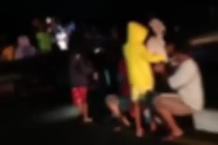 Kondisi pemotor dan pengguna jalan pasca gempa Maluku (10/1) dini hari. 