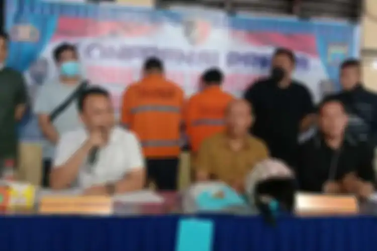 Tersangka kasus pencabulan terhadap pelajar inisial AP (Baju tahanan berdiri sebelah kanan) dihadirkan saat konferensi pers di Mako Polres Pematang Siantar, Selasa 10 Januari 2023 pukul 18.00 WIB