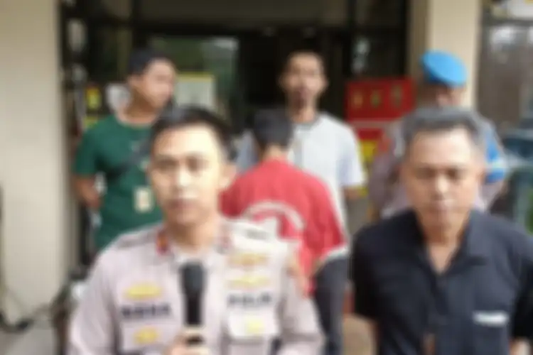 Kapolsek Bekasi Timur Kompol Ridha Poetra Aditya saat menggelar rilis pers di Mapolsek Bekasi Timur terkait kasus penusukan seorang PSK oleh pelanggannya di sebuah kamar apartemen di Bekasi Town Square, Bekasi Timur, Rabu (1/2/2023).