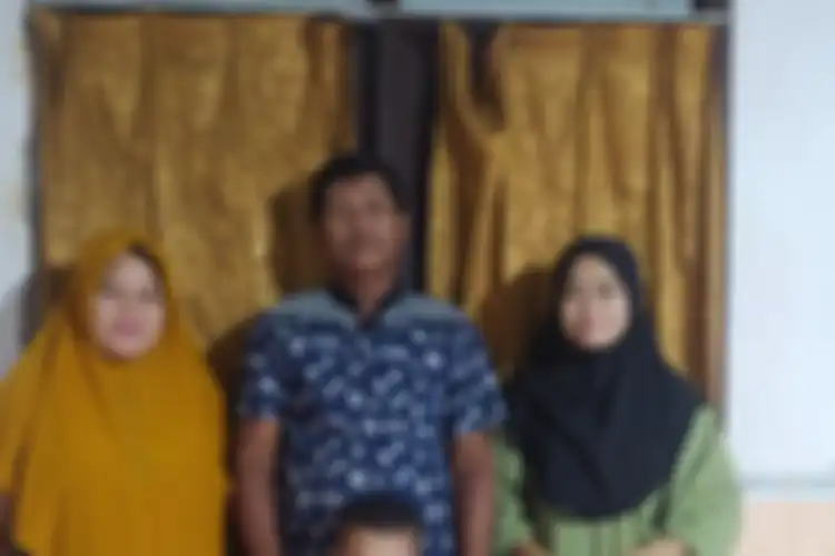 Istaanul Jannati (kanan), sempat tidak menyangka kasih sayang ayahnya (Gufron) sampai rela menambal lubang di ruas jalan Kecamatan Deket-Karangbinangun, Lamongan, Jawa Timur, demi menjaga keselamatan dirinya.