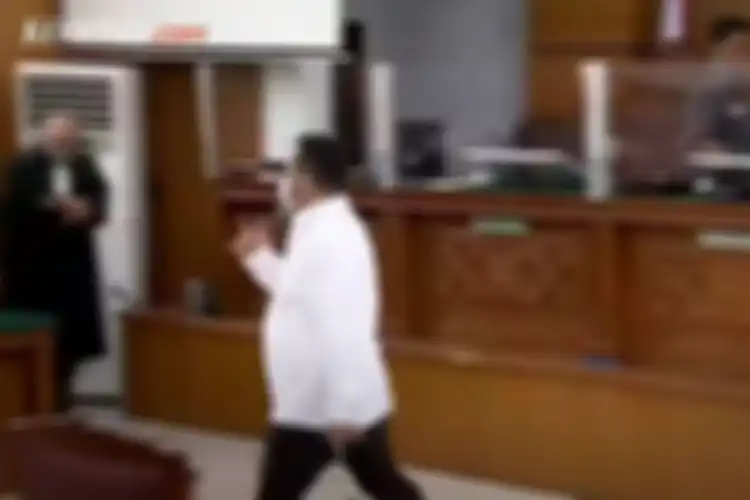 Usai divonis majelis hakim 15 tahun penjara, Kuat Maruf mengangkat jari membentuk tanda metal saat keluar ruangan sidang.