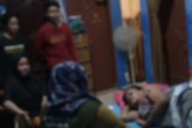 Muliati (68), nenek penjual kue keliling di Kabupaten Gowa, Sulawesi Selatan terbaring lumpuh akibat patah tulang usai dianiaya oleh oknum ASN