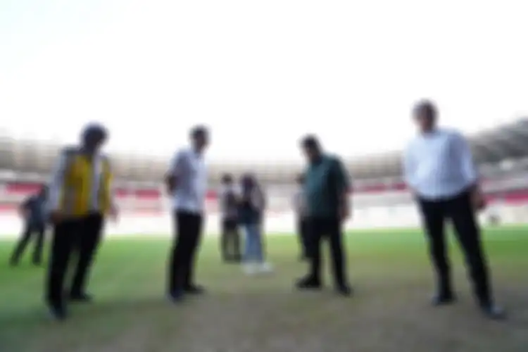 Erick Thohir mengecek kondisi rumput Stadion GBK usai konser Blackpink.